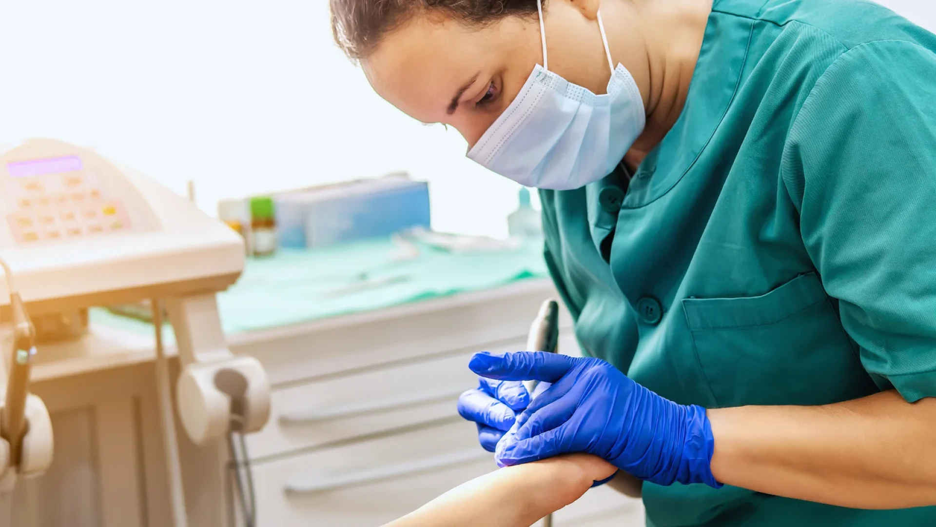 Especialista con barbijo tratanto el pie de un paciente