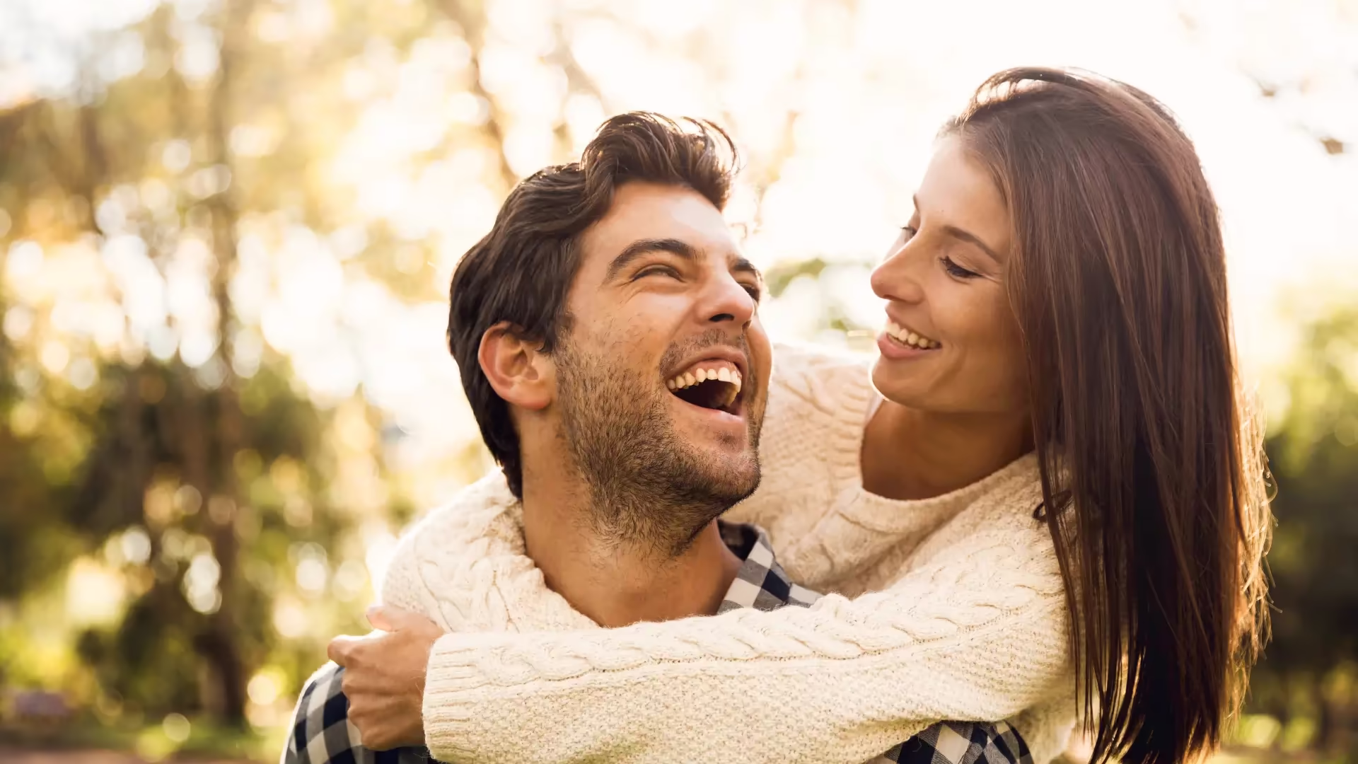 Pareja feliz y saludable disfrutando de su bienestar cotidiano